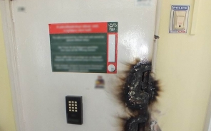 Lángvágóval mentek a postára 