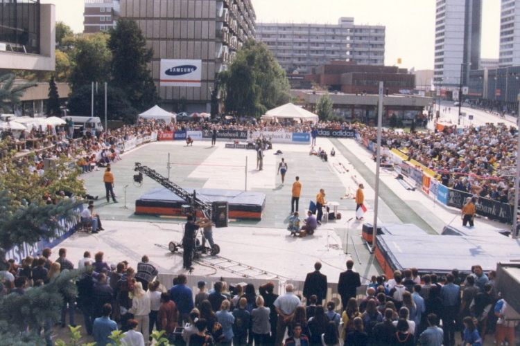 1986. szeptember 19. - egy merész gondolatot követve néhány sportbarátommal Salgótarján Főterén megrendeztük az első Ugrógálát.