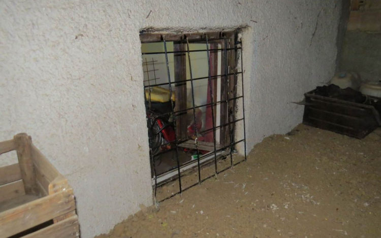 Lefeszítették az ablakrácsot