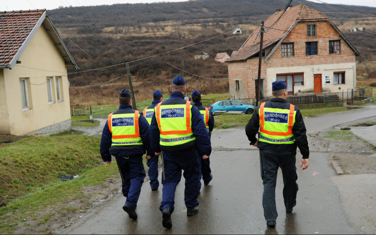 Lakatlan ingatlanba tört be