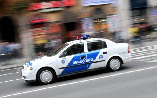 Megverte és letépte a ruháját