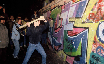 A BERLINI FAL - Miképpen nyomta rá egy tébolyult szocialista eszme-utópia