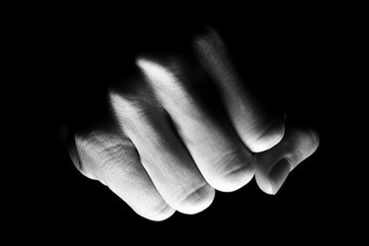 Maradandó sérülést okozott édesapjának