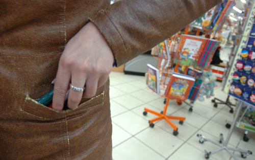 Édességet akart lopni