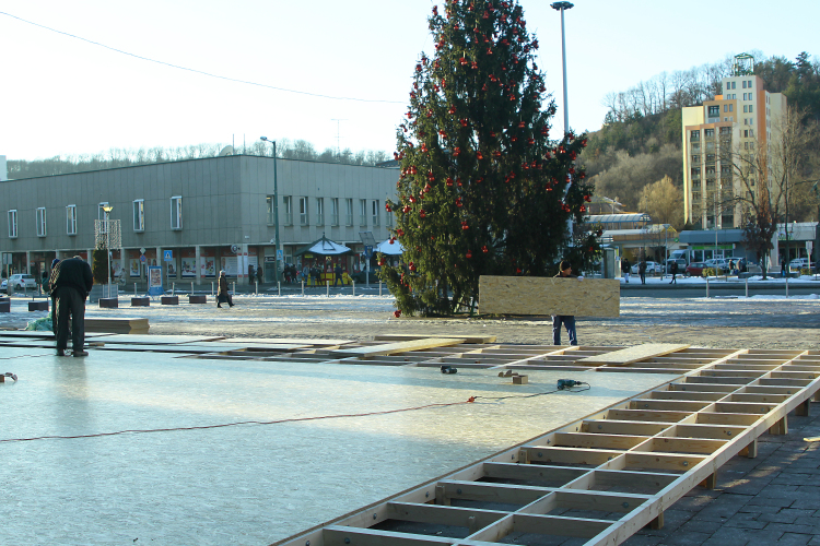 Épül a korcsolyapálya Salgótarjánban