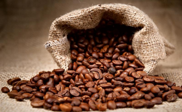 Kávét és cigit lopott a betörő