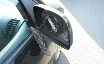 Visszapillantó tükröket tört