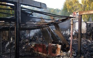 Az önkormányzat takaríttatja el a leégett csokoládégyár romjait Salgótarjánban