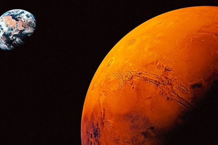 Szabad szemmel is látható a Mars, olyan közel halad el a Föld mellett