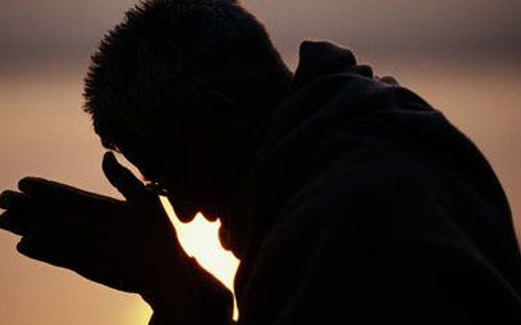 Sikkasztással és csalással vádolnak egy Nógrád megyei plébánost