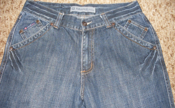 Farmernadrágot lopott