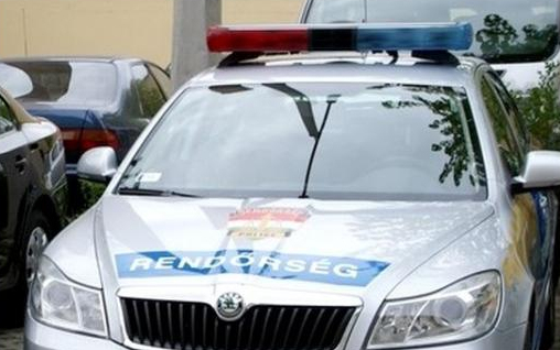 A bejárati ajtón vezette le dühét