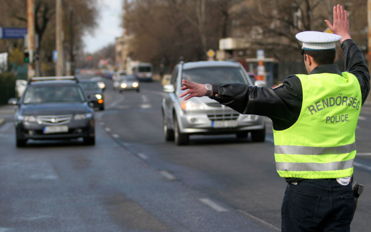 Eltiltás hatálya alatt vezetett