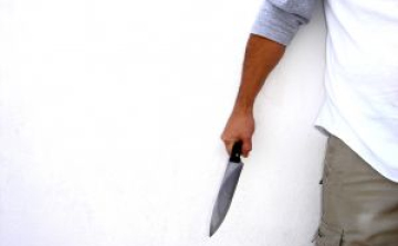 Háza előtt fenyegetőzött