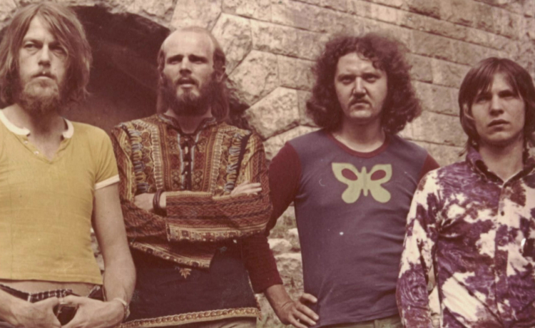 Sírján ez a felirat olvasható: Minden idők legnagyobb magyar gitárosa. Legyen neki könnyű a föld!