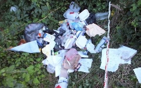 Földút mellé rakta le a szemetet