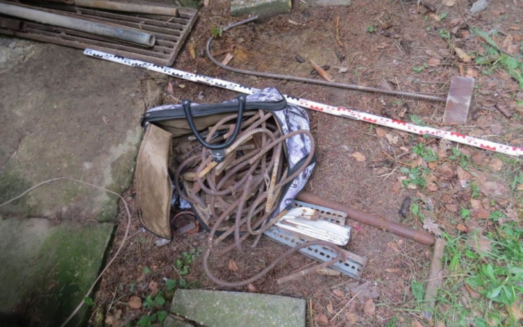 Hétvégi házba törtek be