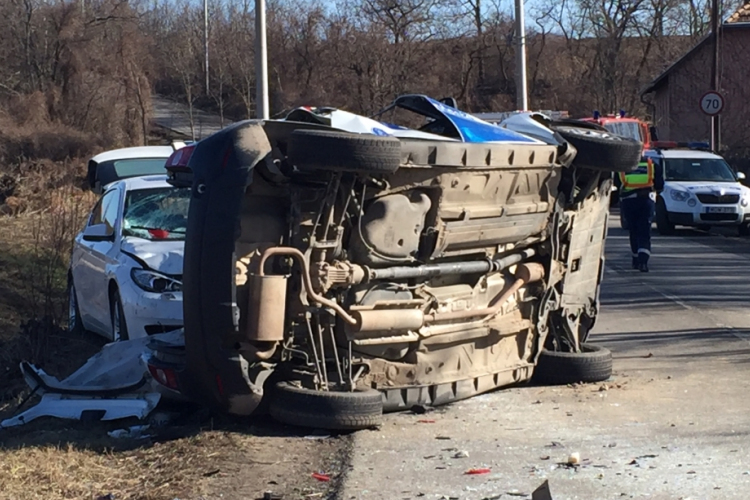 Felborult egy rendőrautó miután személyautóval ütközött Perbál és Tinnye között