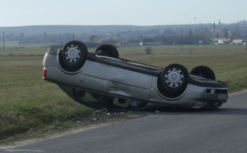Tetejére borult egy autó Nőtincsen