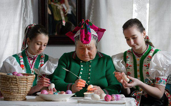 Hímes tojást festenek Rimócon