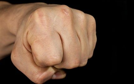 Két férfit bántalmazott