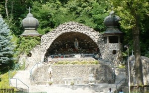 Lourdes püspöke áldja majd meg a szentkúti barlangot