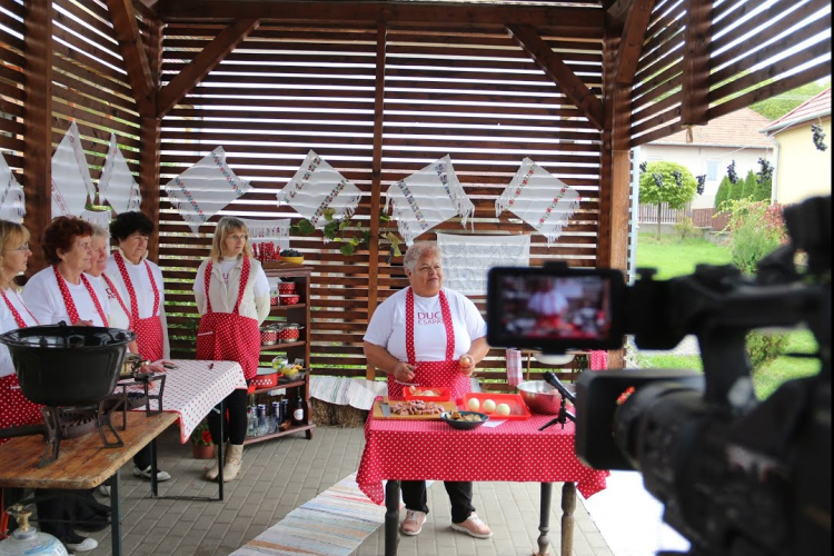 Házi KI-MIT-TUD-nak indult, de valódi nóta est keveredett az egyszerű vacsorából