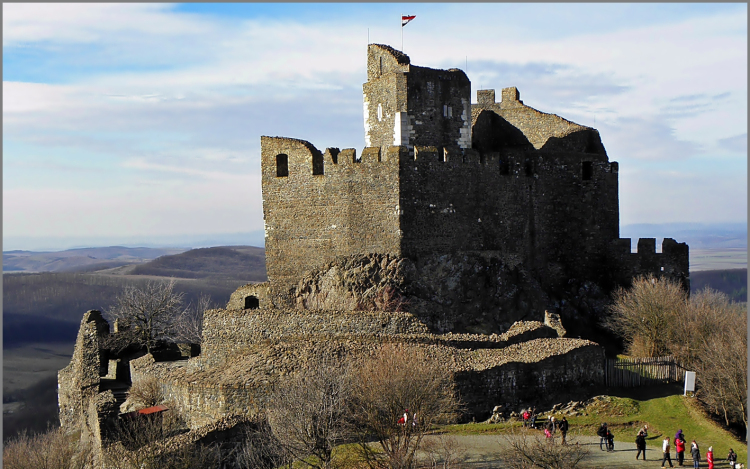 Pünkösdölés és középkori várjáték a világörökségi Hollókőn
