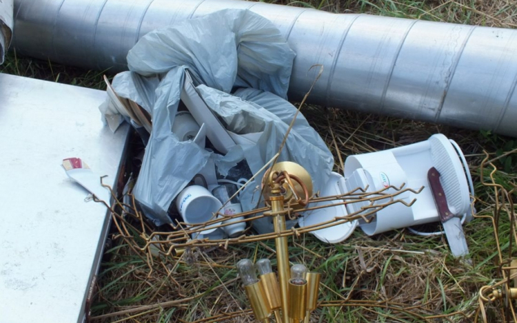 Fészerből, udvarról és gépjárműből lopott