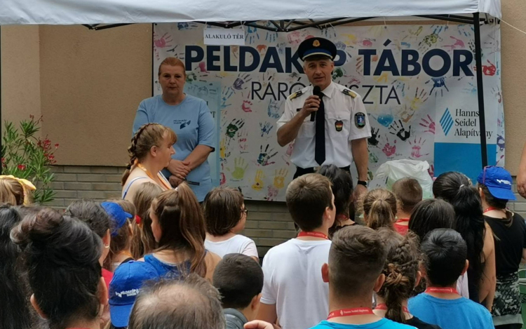 Rendőrök a Példakép táborban