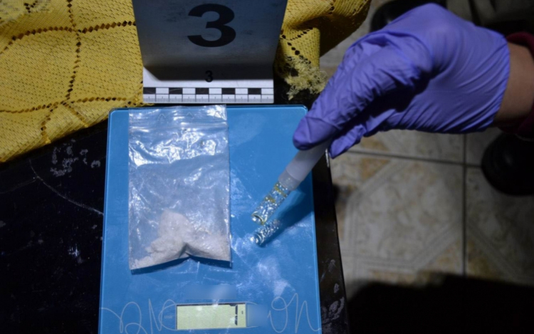 Elfogták a kábítószer-kereskedőt és a fogyasztókat