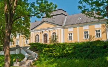 Szemészeti klinikát nyitnak az alsópetényi Prónay Kastélyban