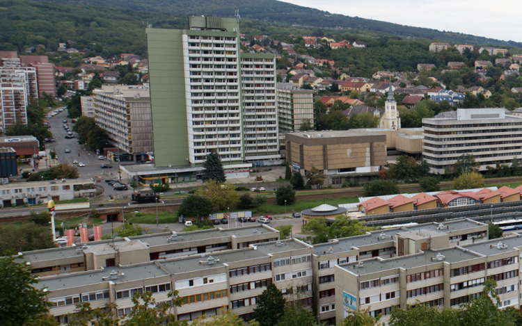Üzletközpontot alakítanak ki a városközpontban