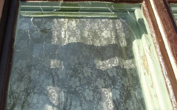 Kilőtte az iskola ablakait