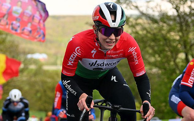 Női Vuelta - Vas második a második szakaszon, így átvette a piros trikót.
