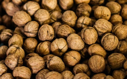 Más kertjéből gyűjtötte a diót