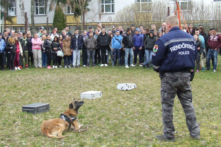Rendőrségi bemutató az iskolában