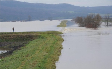 Árvíz/belvíz - OVF: 651 kilométeren harmadfokú az árvízi készültség