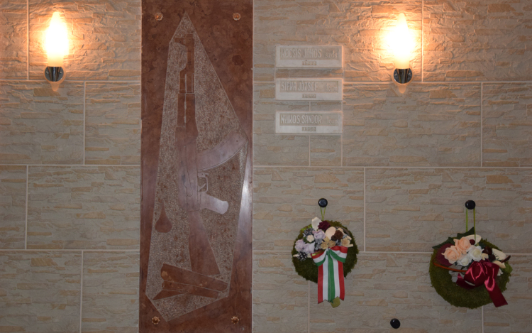 Tisztelgés hősi halottak emléke előtt