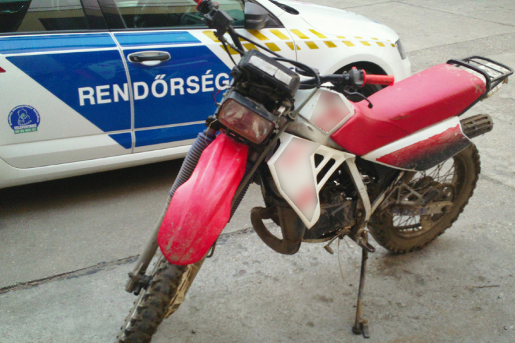 Motorkerékpárt és sisakot loptak - videóval