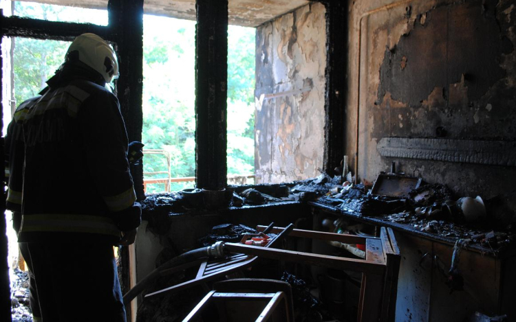 Tűz volt egy salgótarjáni társasház egyik lakásában