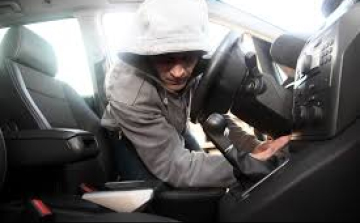 Nyitva hagyott autóból lopott