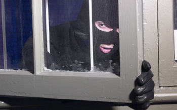 Lakatlan családi házba törtek be