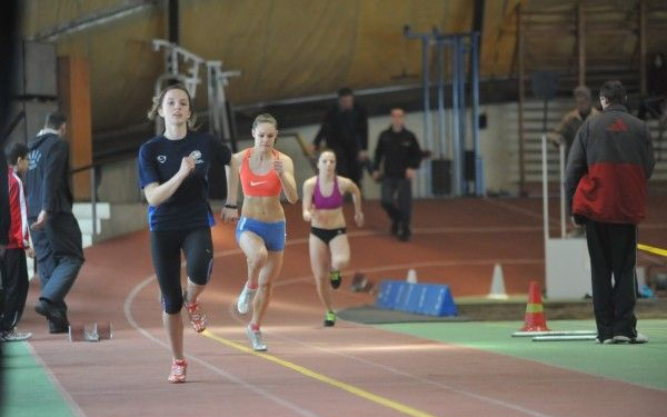 Csarnokba vonultak az atléták