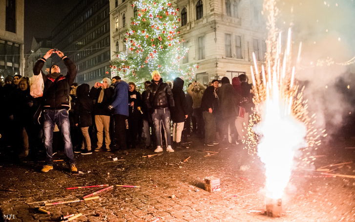 Közlemény! Ha valaki tüzet, bajba jutott embert, állatot lát,