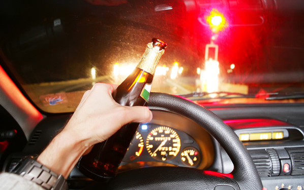 BÍRÓSÁG ELÉ ÁLLÍTOTTÁK A SZOLGÁLATON KÍVÜL ITTASAN VEZETŐ RENDŐRT